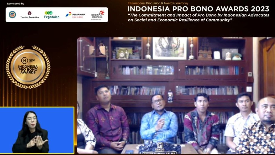 RAIH AWARD: Kantor Hukum Gendo Law Office Denpasar meraih penghargaan dari Hukum Online atas dedikasinya menangani kasus pro bono, Kamis (14/12).