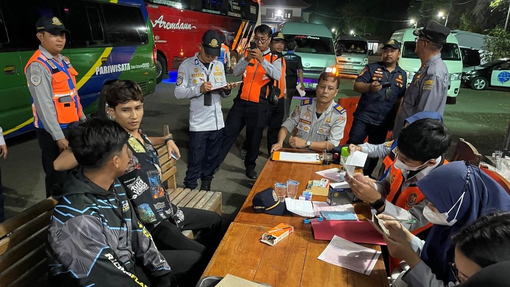 OPERASI GABUNGAN: Pengemudi travel bodong yang terjaring operasi di Jembatan Timbang Cekik, disanksi tilang, Jumat (15/12) dinihari.
