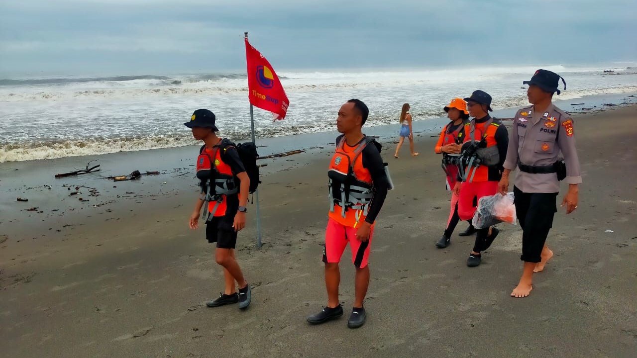 CARI KORBAN: Tim SAR dan Polair melakukan pencarian korban tenggelam di Pantai Pererenan, Badung, Jumat (15/12).