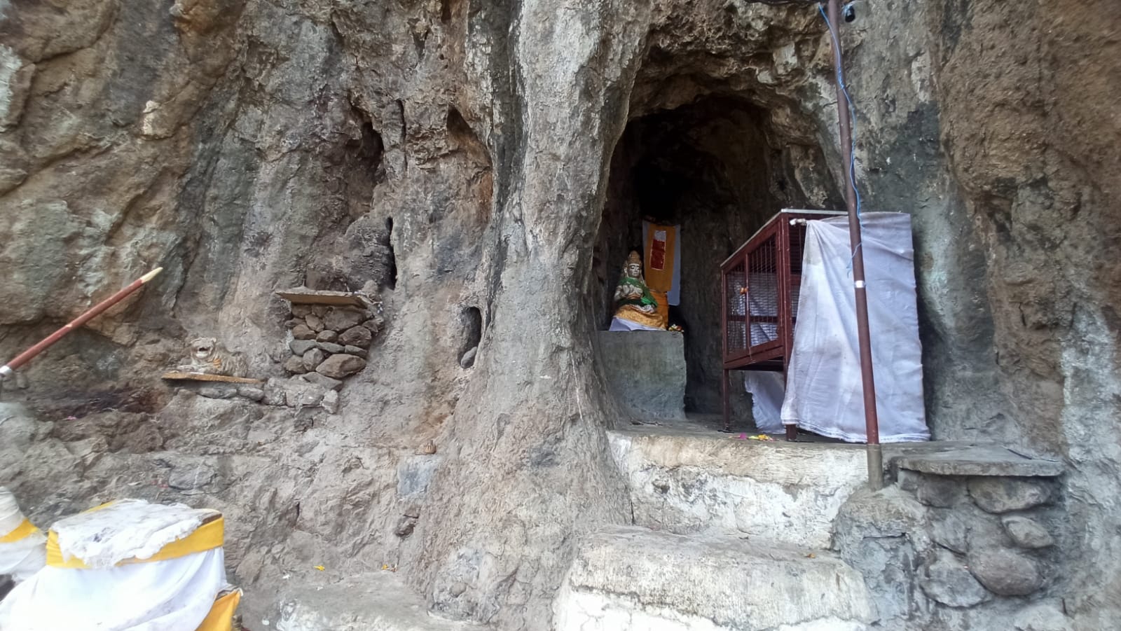 Pura Goa Tirta Sunia yang terletak di Desa Banyupoh, Kecamatan Gerokgak, Buleleng terdapat tempat keluarnya tirta yang sangat disakralkan