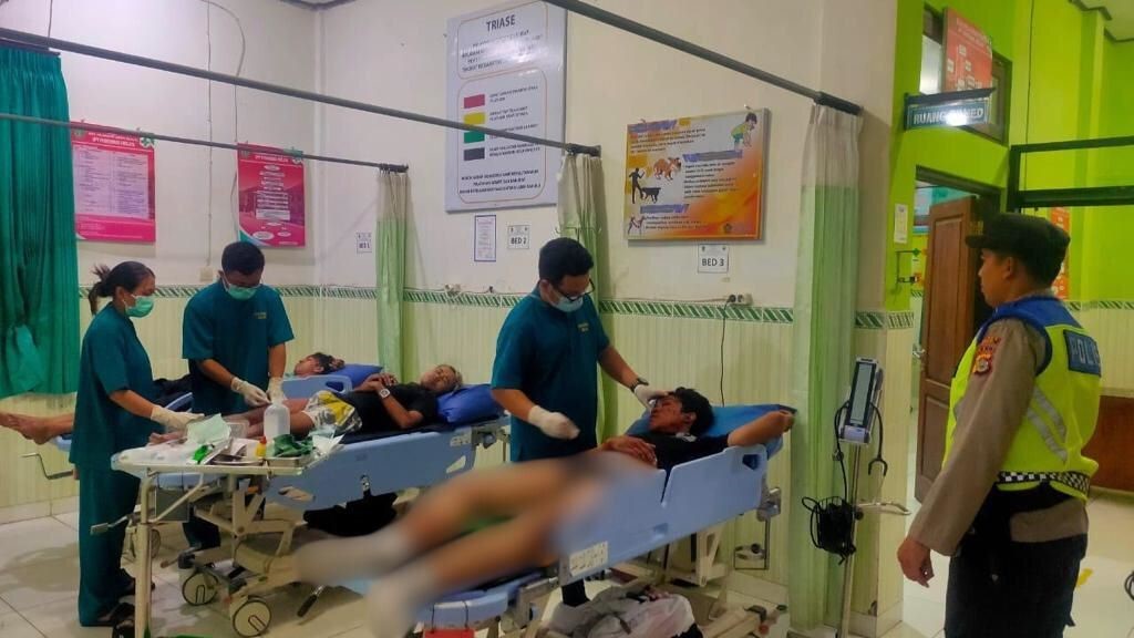 LUKA-LUKA: Korban lakalantas di Melaya, Jembrana mendapatkan perawatan medis di RSU Negara, senin (18/12).