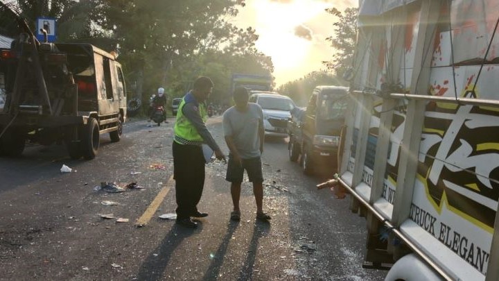 OLAH TKP: Satlantas Polres Jembrana melakukan olah TKP lakalantas antara mobil Isuzu dengan truk kontainer, Senin (18/12).