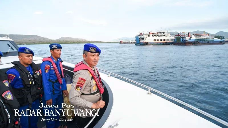 PENGAMANAN NATARU: Dirpolairud Polda Jatim Kombespol Arman Asmara Syarifuddin bersama anggotanya melaksanakan patroli laut di perairan Selat Bali, Senin (18/12).
