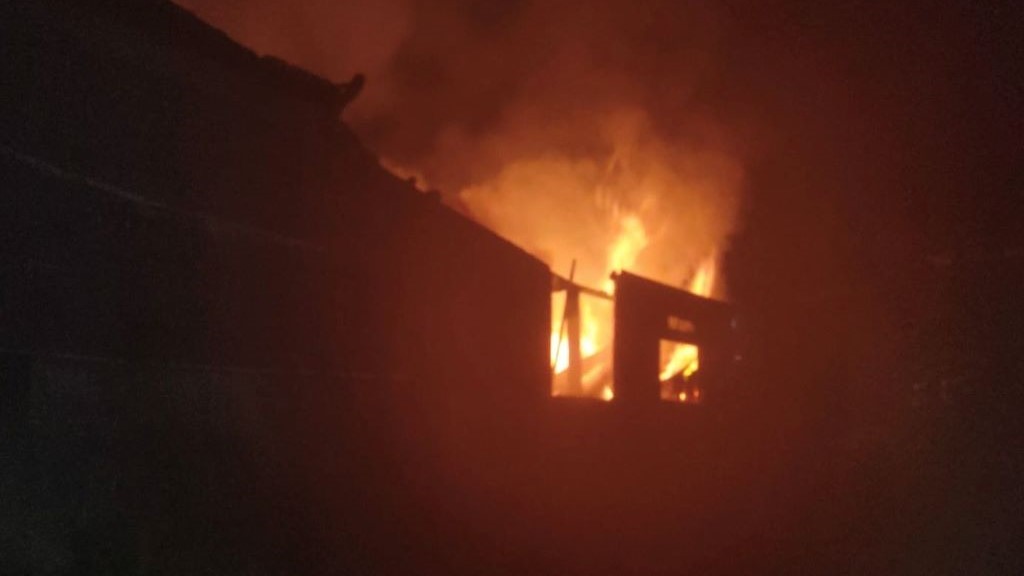 LUDES: Kebakaran melanda rumah Bambang Darmanto,46 di Banjar Kaliakah, Desa Kaliakah, Kecamatan Negara, Jumat (22-12) malam.