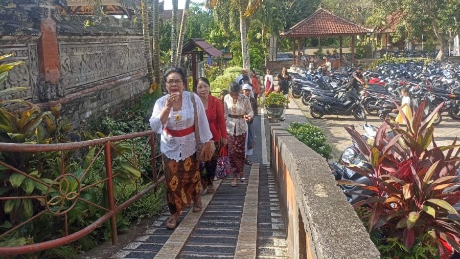 BUSANA ADAT BALI:Sejumlah umat Kristiani di Desa Blimbingsari menggenakan busana adat bali saat melaksanakan Ibadah di Gereja Pniel Blimbingsari, Melaya, Kabupaten Jembrana, Senin (25/12).