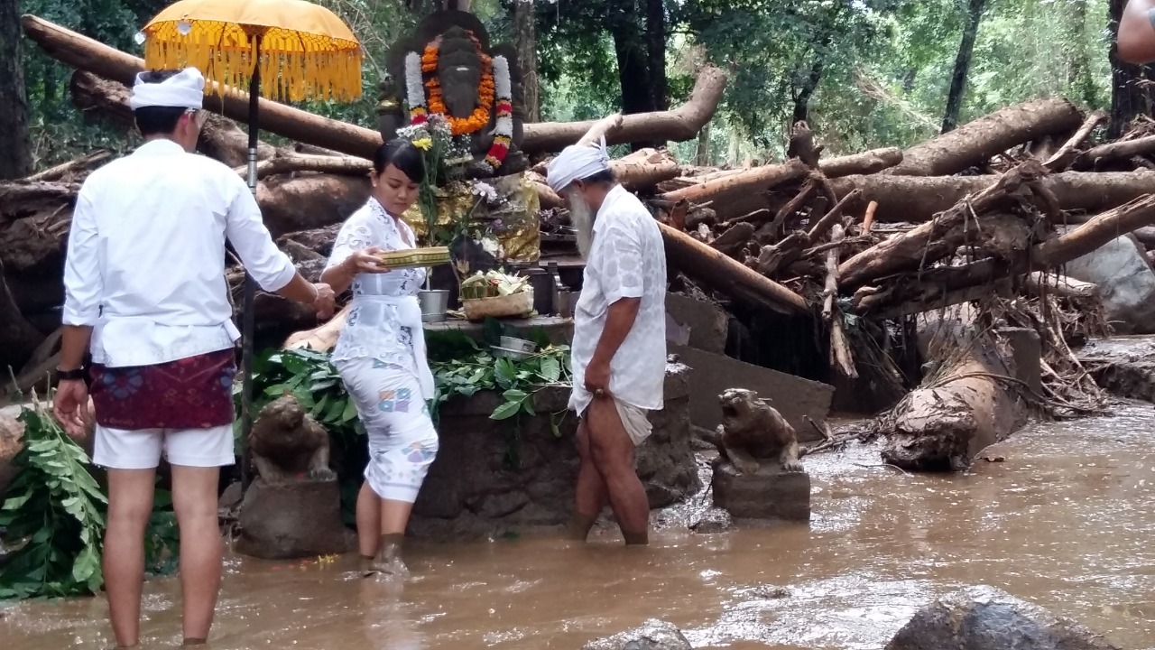 Kondisi Pelinggih Ganesha di Pura Taman Belatungan saat dihantam banjir 2016 silam