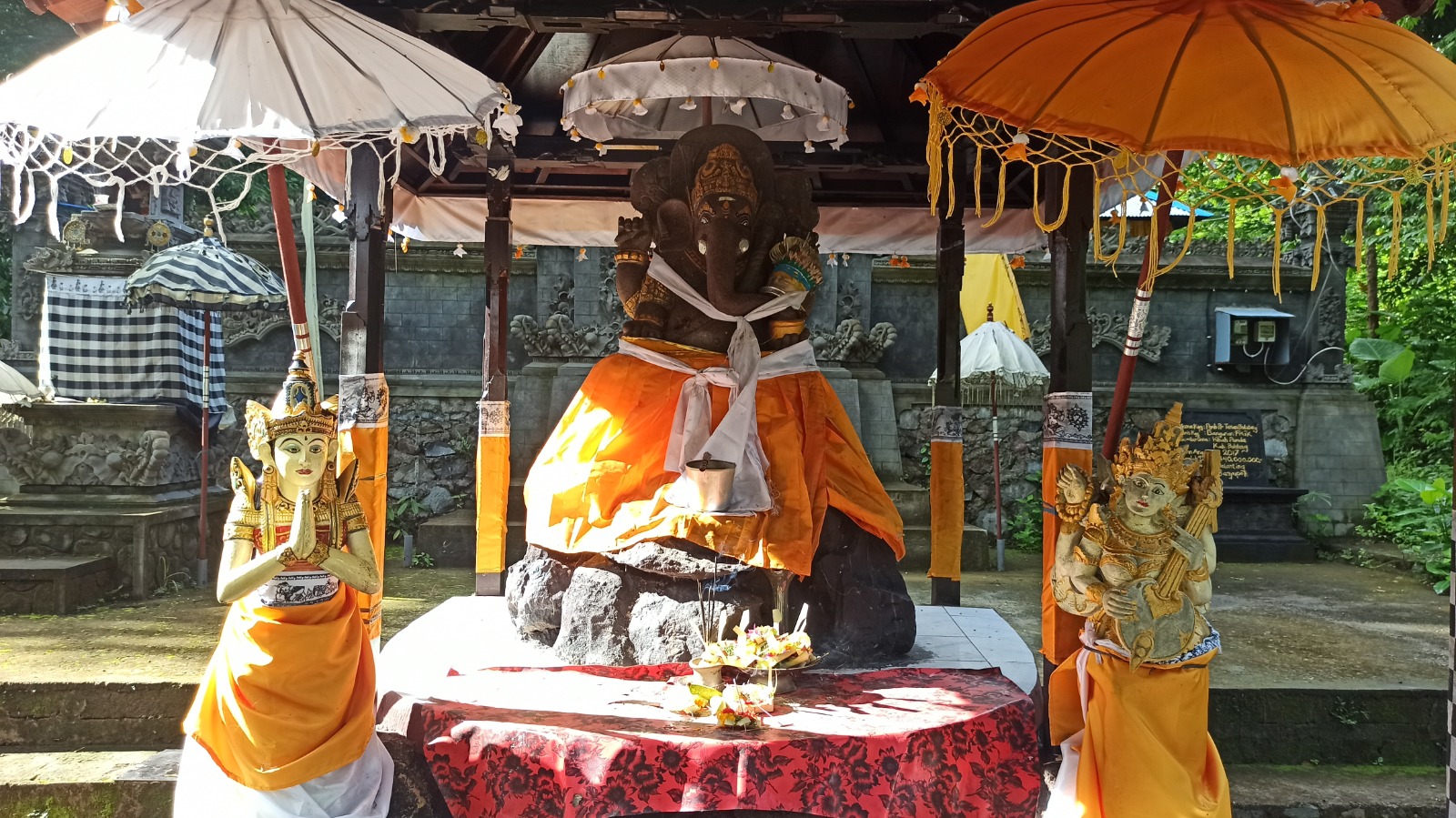 Kondisi pelinggih Ganesha di depan Pura Taman Belatung, Dusun Melanting, Desa Banyupoh, Kecamatan Gerokgak saat ini. Pelinggih ini yang masih kokoh berdiri meskipun diterjang banjir bandang lima tahun