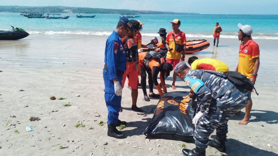 Evakuasi: Petugas mengevakuasi jenazah Mr X yang sebelumnya ditemukan mengambang di Perairan Pantai Kelan.