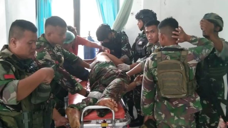 KRITIS: Salah seorang anggota TNI yang tertembak di Papua menjalani perawatan di rumah sakit.
