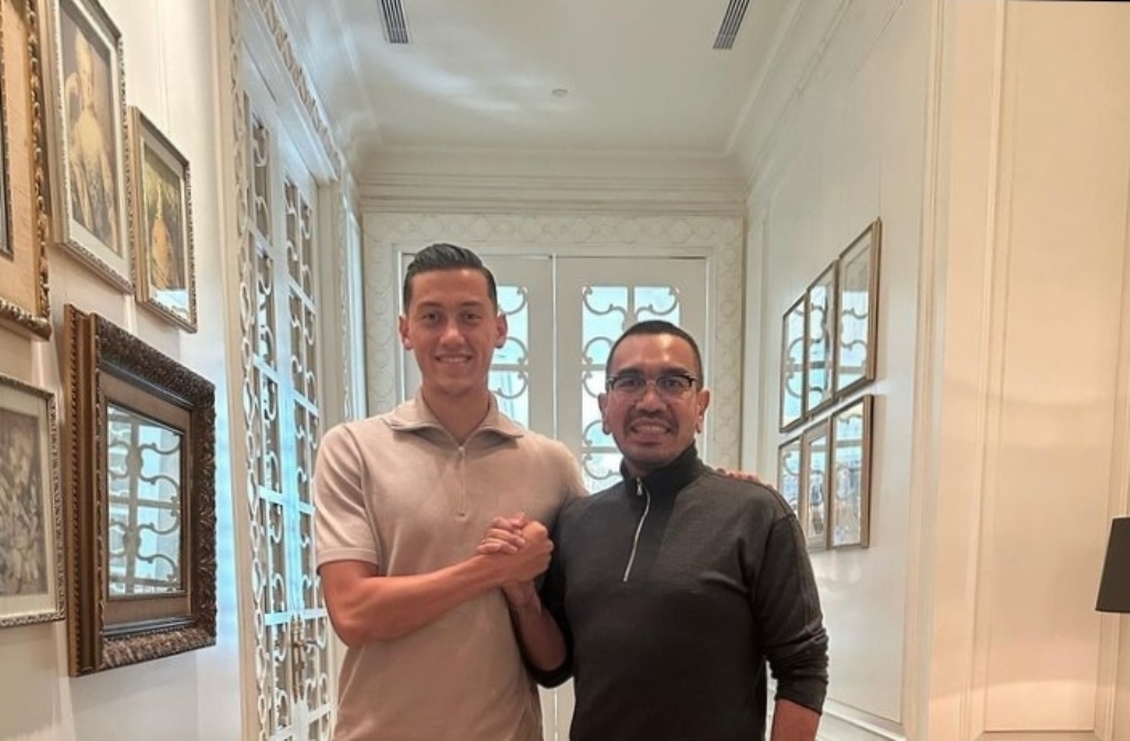 Jay Idzes (kiri) dan Exco PSSI, Arya Sinulingga.