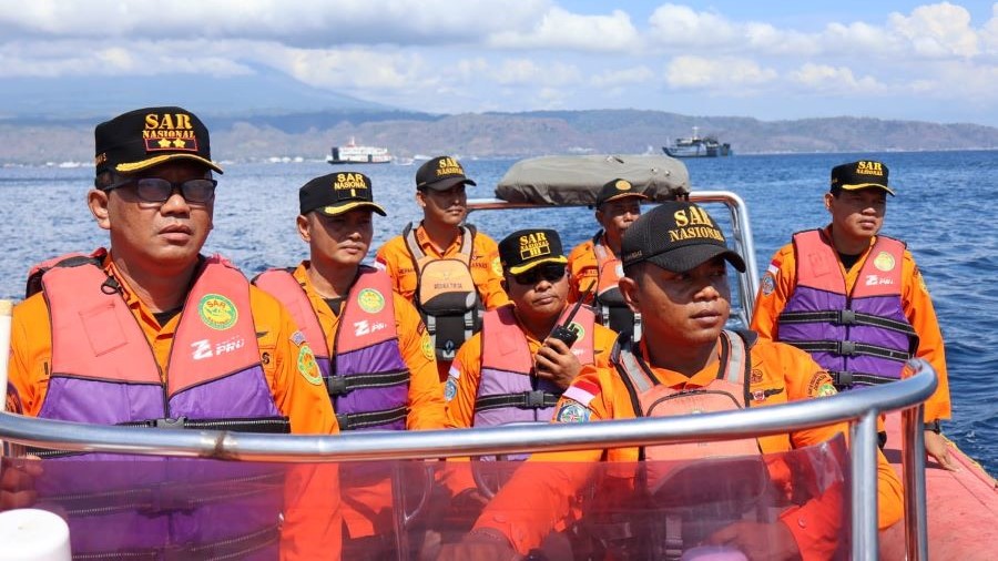 SIAGA: Kepala Basarnas Denpasar, I Nyoman Sidakarya melakukan pemantauan di Selat Bali, Pelabuhan Gilimanuk, Kamis (28/12).