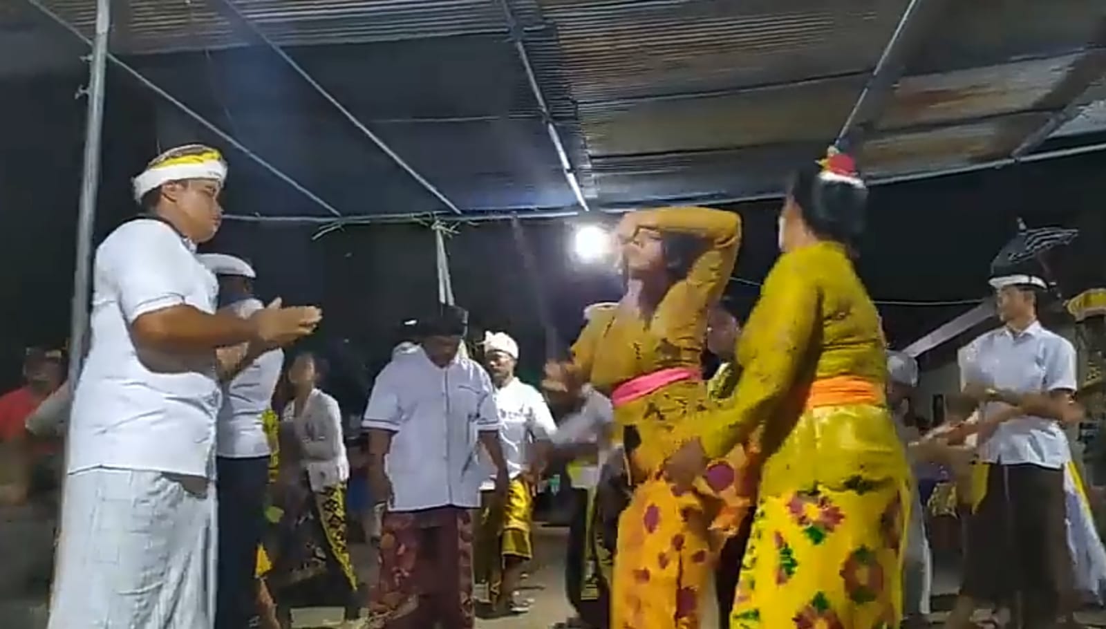 Para Penari Dewa Ayu saat mengalami kerauhan dan ngurek di Pemuteran beberapa waktu lalu