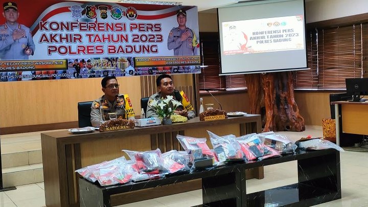 KINERJA SETAHUN: Kapolres Badung AKBP Teguh Priyo Wasono didampingi Wakapolres Kompol Made Pramasetia membeberkan kasus-kasus ditangani sepanjang 2023.