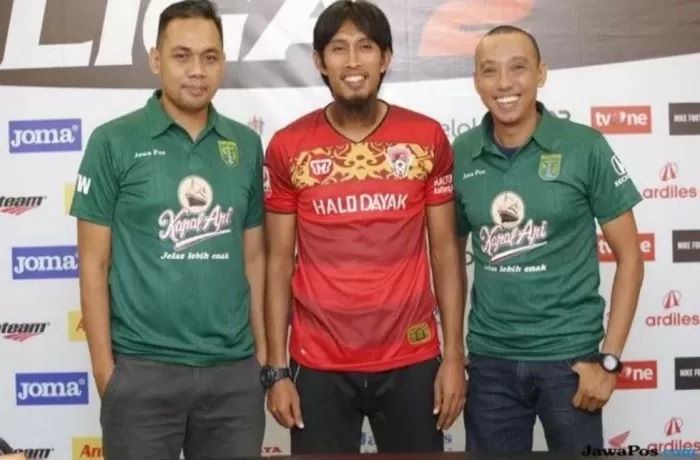 Budi Sudarsono, legenda sepak bola Indonesia (tengah)