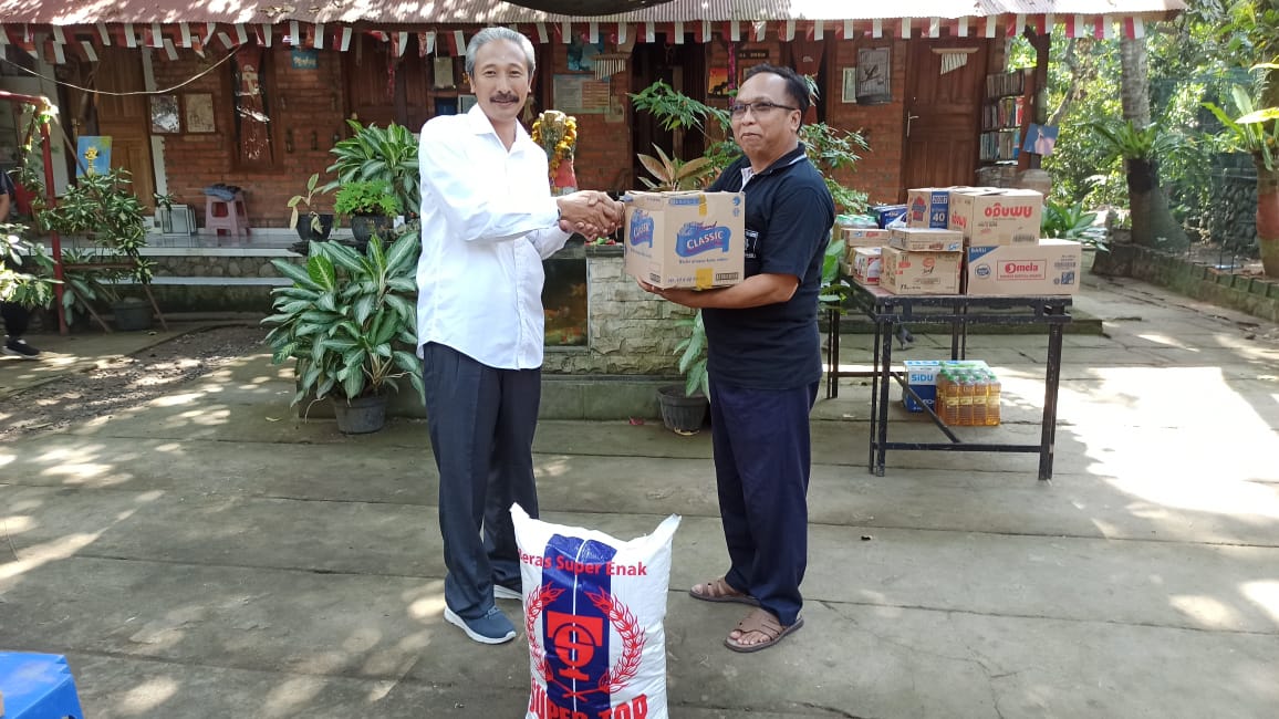 Ketua STAHN Mpu Kuturan Singaraja saat menyerahkan bantuan sembako kepada Panti Asuhan Destawan di Desa/Kecamatan Sawan pada Jumat (29/12) siang serangkaian Hari Amal Bhakti Kemenag RI ke 78.