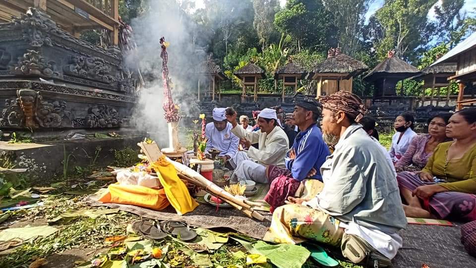 Proses memasupati keris saat tumpek Landep