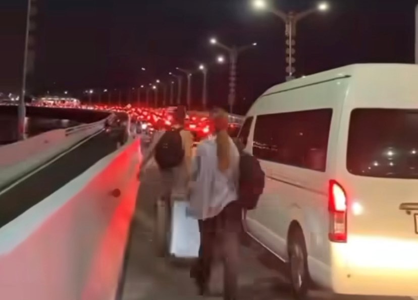 MACET: Kepadatan di Jalan akses menuju Bandara Internasional I Gusti Ngurah Rai Bali, Sabtu (30/13)