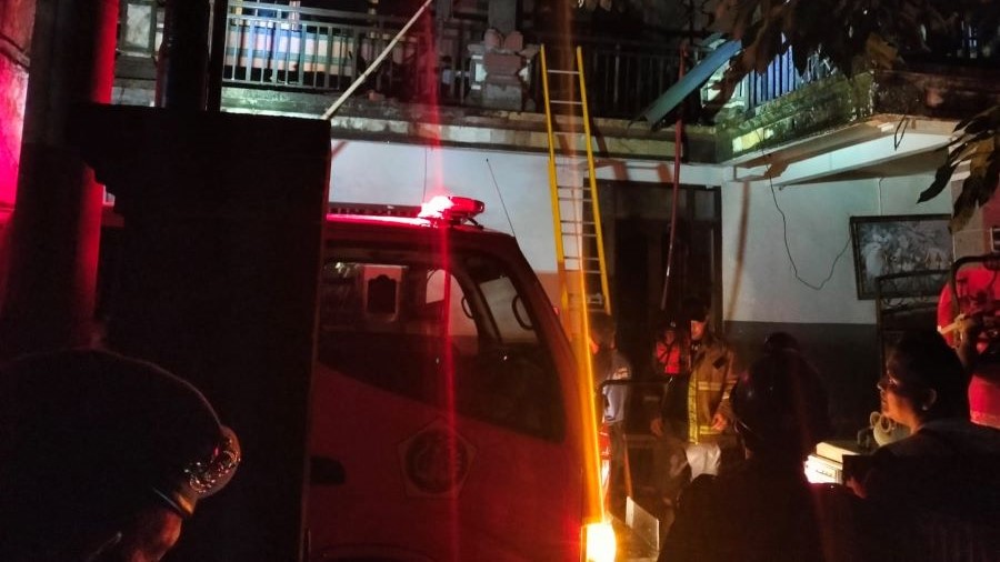 TERBAKAR: Musibah kebakaran menimpa sebuah rumah di Jalan Dewi Sri Gang Salak 1/D, Banjar Tegehe, Desa Batubulan pada Jumat (29/12) malam.