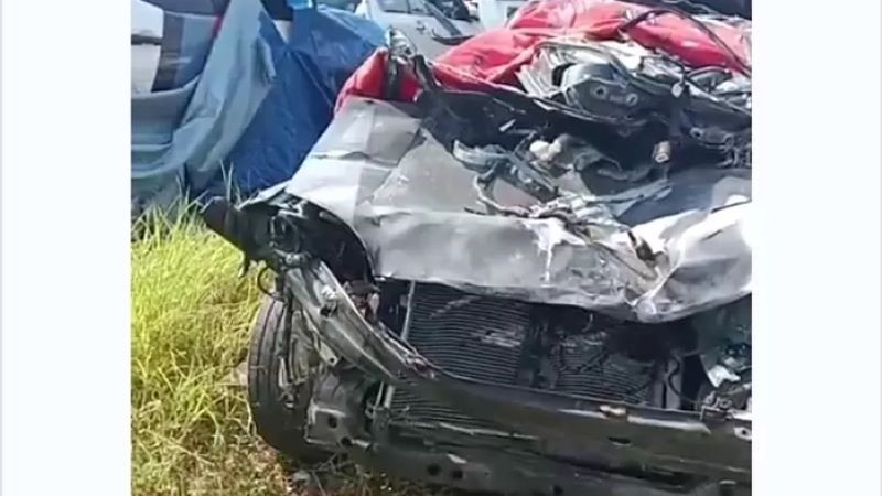 RINGSEK: Bodi mobil Hyundai Avega tak berbentuk setelah menabrak Tronton di Jalan Tol Solo-Ngawi, Sabtu (30/12).