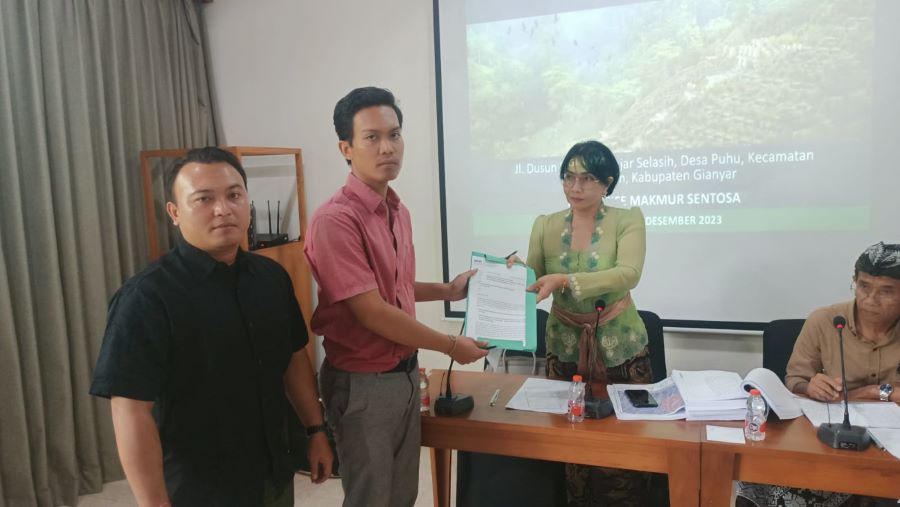 SERAHKAN DOKUMEN: Walhi Bali dan Frontier menyerahkan surat tanggapan atas rencana pembangunan Hotel Vasa Ubud pada Dinas Kehutanan Bali.