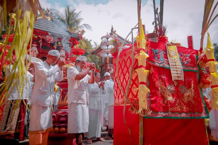 Pelinggih Ida Bhatara China atau biasa disebut Ida Ratu Bagus Mas Subandar di Pura Sekar Tejakula dengan ornament khas China yang didominasi warna merah