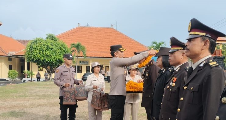 KENAIKAN PANGKAT: Kapolres Buleleng AKBP Ida Bagus Widwan Sutadi menyematkan tanda pangkat pada anggota di Mapolres Buleleng, Minggu (31/12).