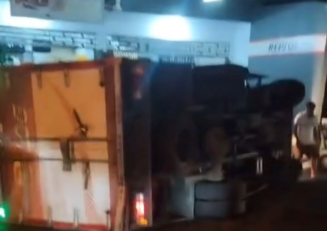 UGAL-UGALAN: Truk boks terguling usai menabrak tugu di Persimpangan Jalan Raya Tingas, Banjar Mekar Bhuana, Desa Tingas, Abiansemal, Badung, pada Sabtu (6/1) malam.