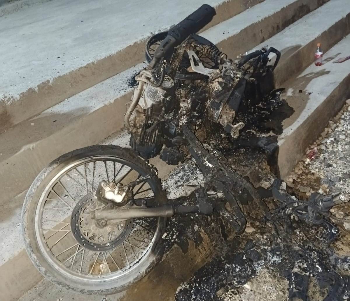 motor yang dibakar saat bentrokan buruh proyek di Ungasan, Badung, Bali.