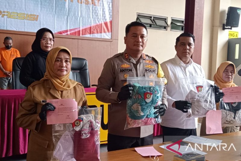 Wakapolres Metro Jakarta Pusat AKBP Anton Elfrino Trisanto menunjukkan barang bukti kasus kekerasan seksual oleh ASN Dishub DKI di Polres Metro Jakarta Pusat, Kemayoran, Senin (8/1/2023). (ANTARA)