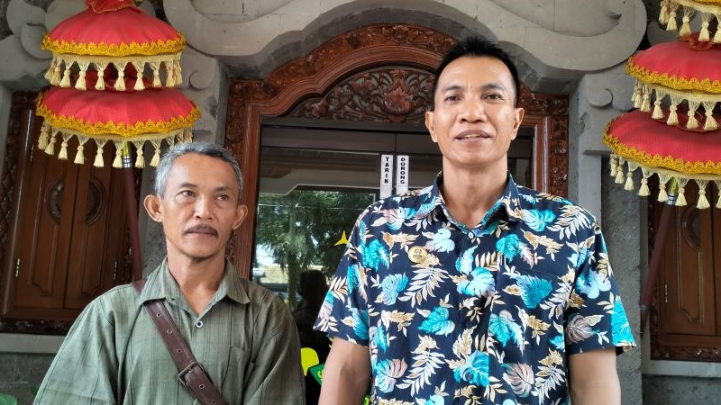 PENANGGUHAN PENAHANAN: Kadek Agus Mulyawan didampingi ayah Jero Dasaran Alit mengajukan penangguhan penahanan ke Kejari Tabanan, Senin (8/1).