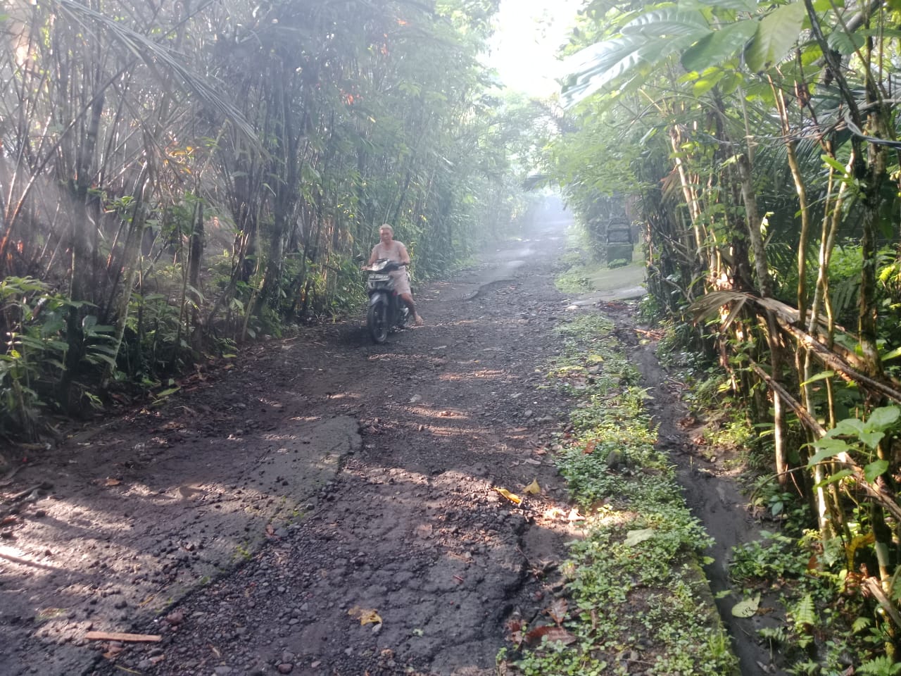 RUSAK: Kondisi jalan yang mirip sungai kering di wilayah Desa Duda Utara, Kecamatan Selat, Karangasem, Bali.