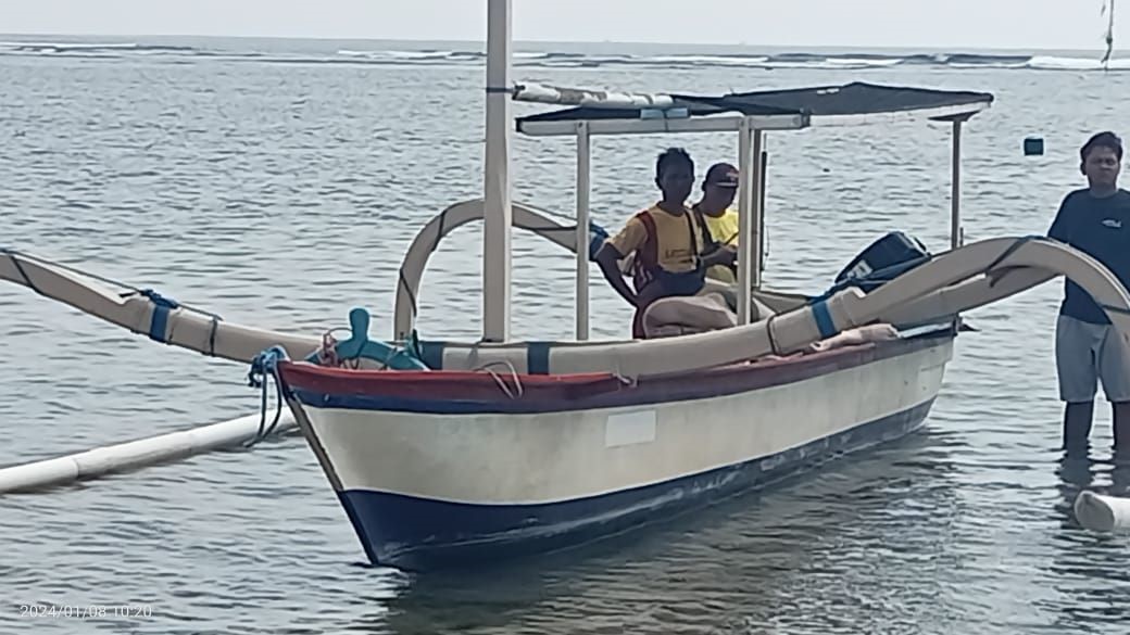 JANTUNGAN: Jenazah bule Belanda dibawa ke pinggir setelah diketahui meninggal saat mandi di Pantai Sanur, Senin  (8/1).