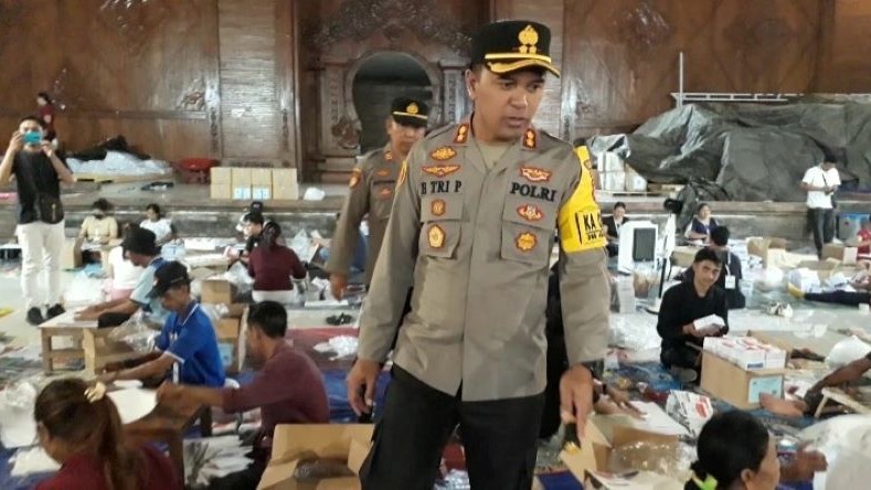 PERKETAT KEAMANAN: Kapolres Jembrana, AKBP Endang Tri Purwanto, Senin (8/1) meninjau gudang logistik Pemilu 2024 di Auditorium Jembrana.