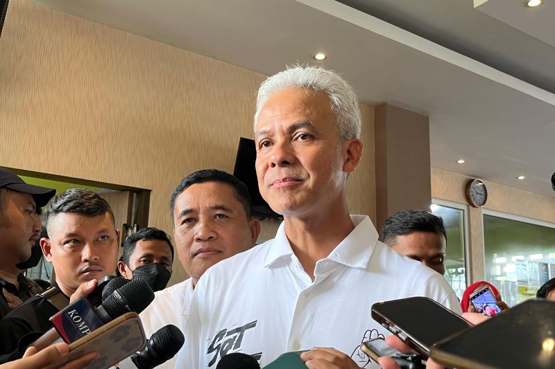 Capres nomor urut 3 Ganjar Pranowo usai menghadiri pertemuan dengan TPC dan caleg partai koalisi di D