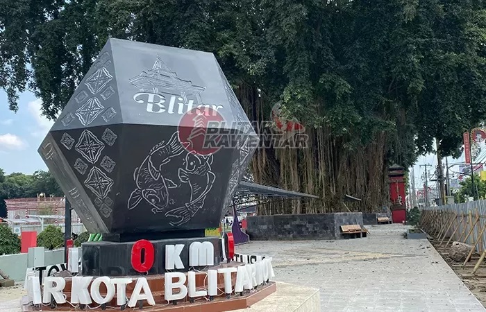 Tugu Nol Kilometer di Alun-Alun Kota Blitar./(MILA INKA DEWI/RADAR BLITAR)