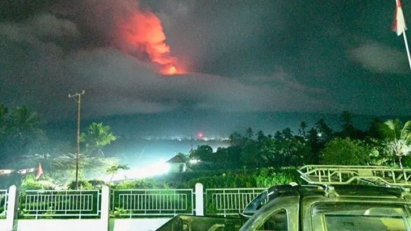 STATUS AWAS: Gunung Lewotobi di Flores, NTT mengalami peningkatan energi erupsi sejak meletus minggu lalu.