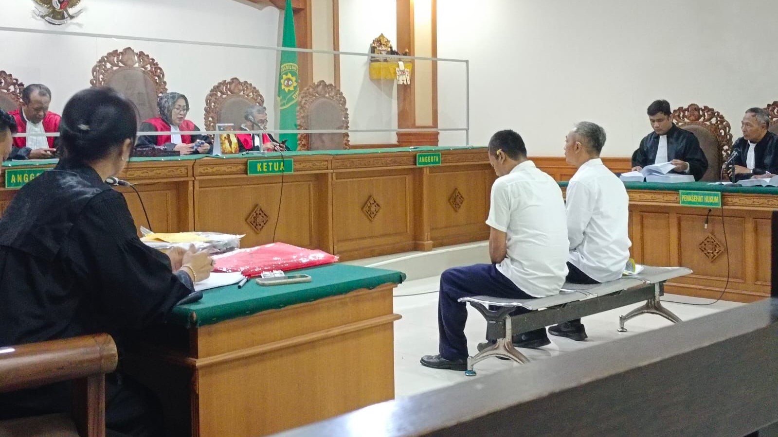 TERJARING OTT: Nurbawa dan Ratu Suputra divonis 1 tahun kasus pungli di Jembatan Timbang, Gilimanuk, Jembrana di Pengadilan Tipikor Denpasar, Rabu (10/1).