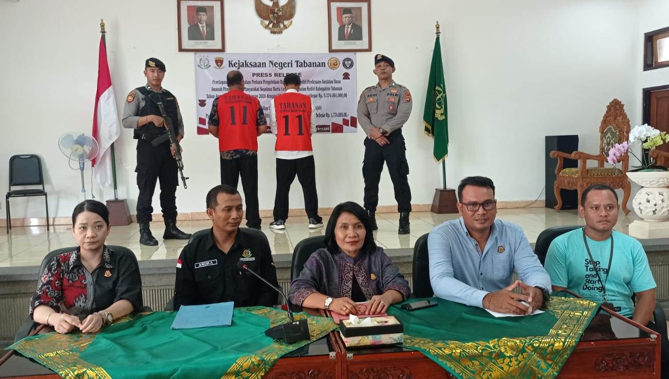Dua tersangka Korupsi LPD Mundeh dilayar ke LP Kerobokan setelah proses penetapan tersangka oleh Kejari Tabanan.