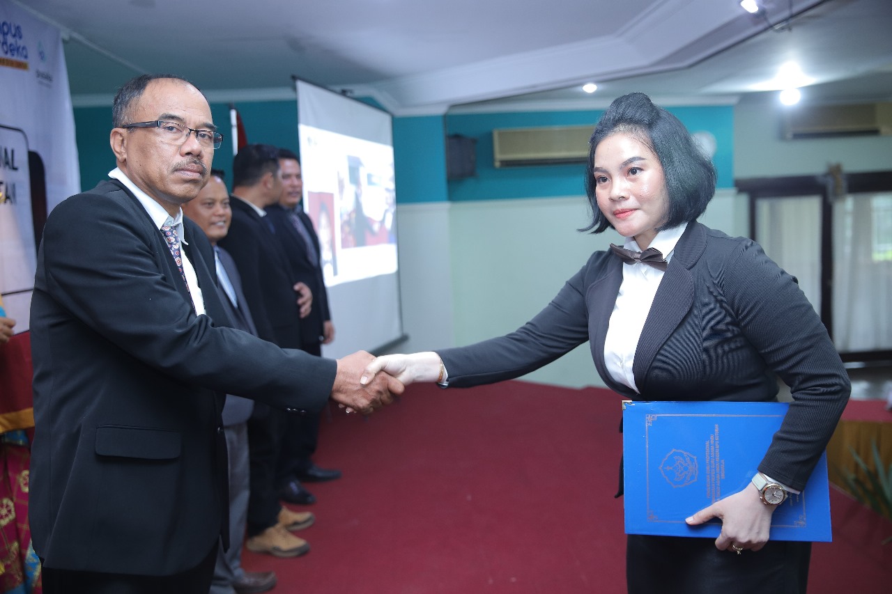 STAHN Mpu Kuturan Singaraja saat mengukuhkan guru yang lulus PPG Agama Hindu pada Jumat (12/1) siang di Hotel Bali Taman, Lovina