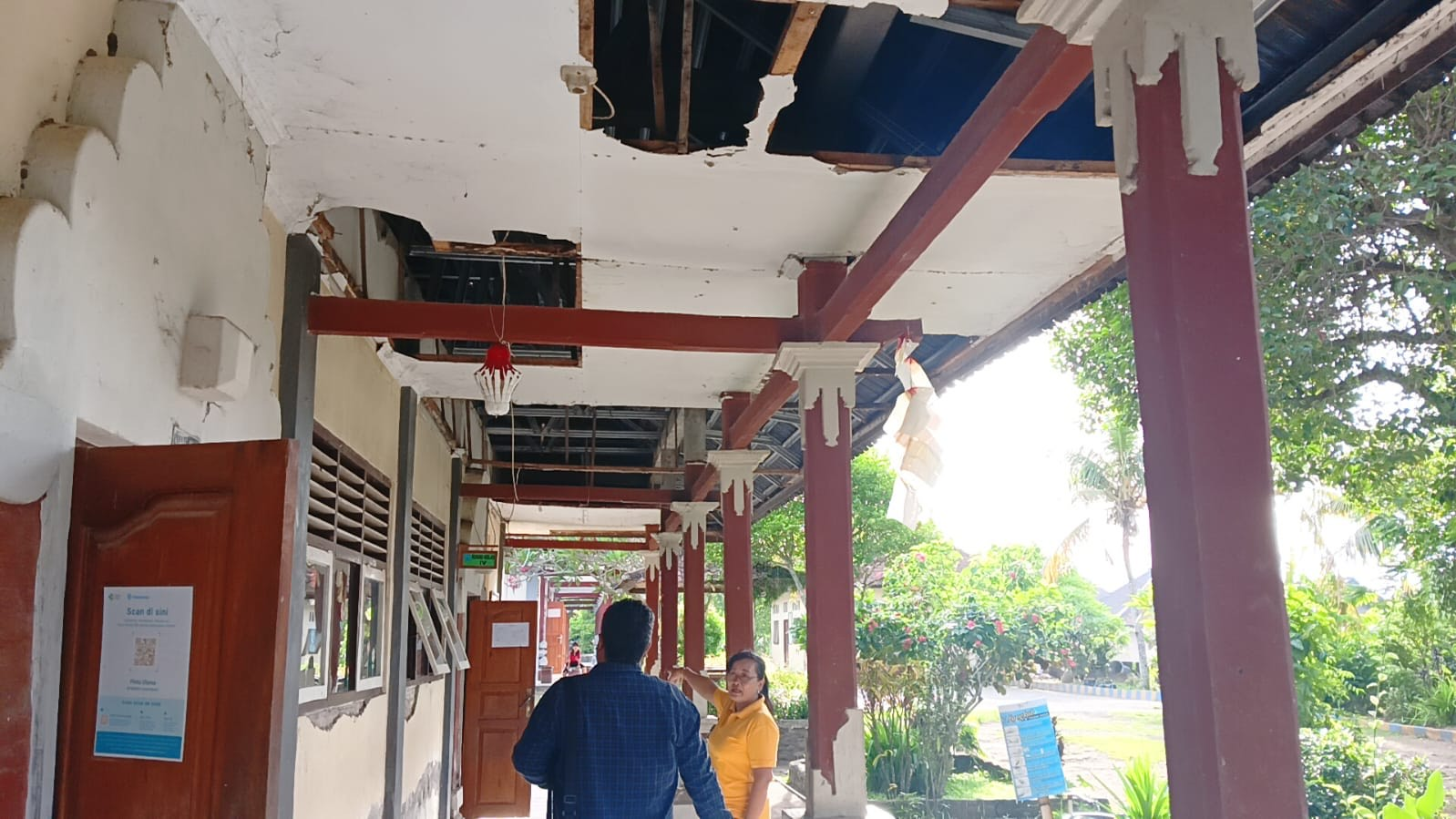 MEMBAHAYAKAN: Kondisi plafon gedung SDN 5 Dauhwaru jebol di beberapa bagian, Jumat (12/1).