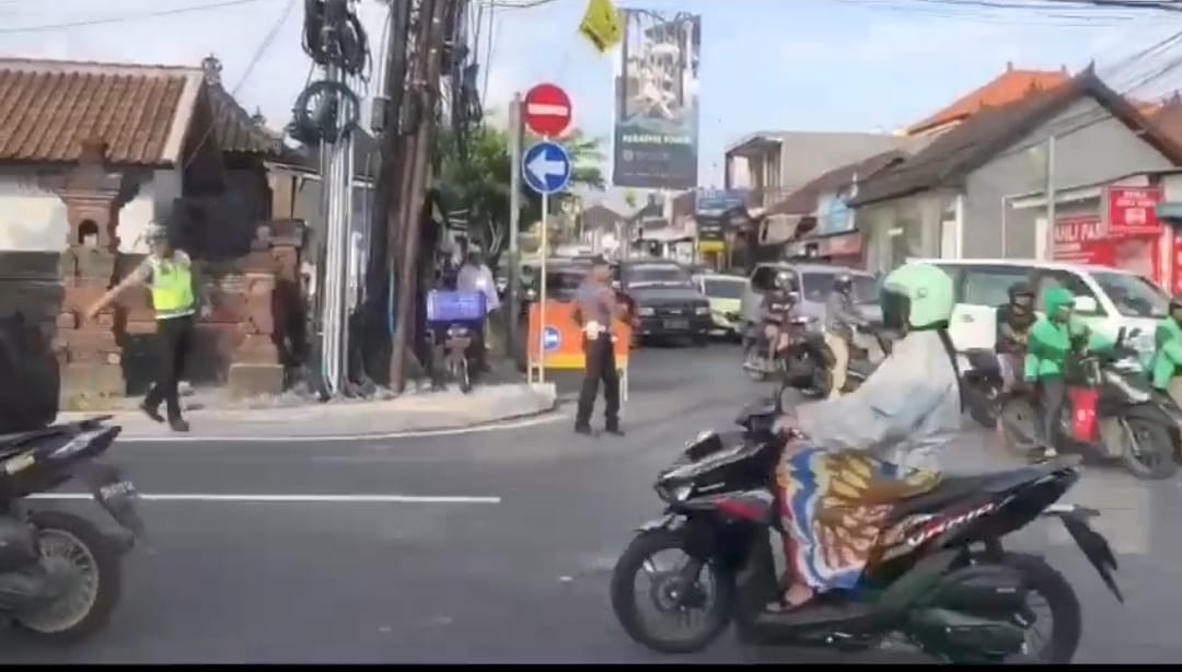 Antrean kendaraan yang berada di Simpang Jalan Shortcut Canggu-Tibubeneng
