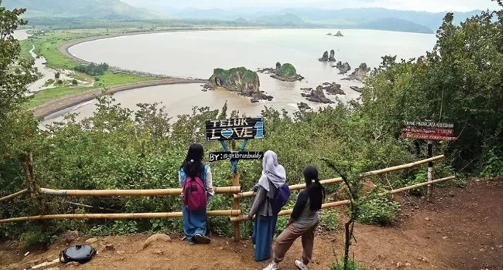 FAVORIT PENGUNJUNG: Meski musim hujan dan akses jalan yang susah, Teluk Love di Pantai Payangan, Kecamatan Ambulu, Jember ini masih menjadi jujukan anak muda berwisata.