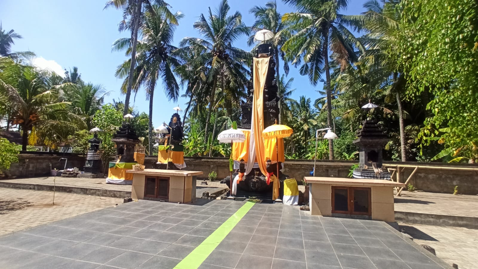 Areal utama mandala Pura Tawangalun, yang terletak di Dusun Pancer, Desa Sumberagung, Kecamatan Pesanggaran, Banyuwangi, Jawa Timur