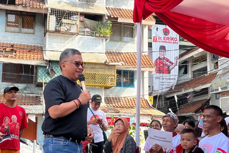 Sekretaris Jenderal PDIP Hasto Kristiyanto menyapa masyarakat di kawasan Rumah Susun Tanah Tinggi, Senen, Jakarta, Minggu (14/1/2024). ANTARA/Narda Margaretha Sinambela