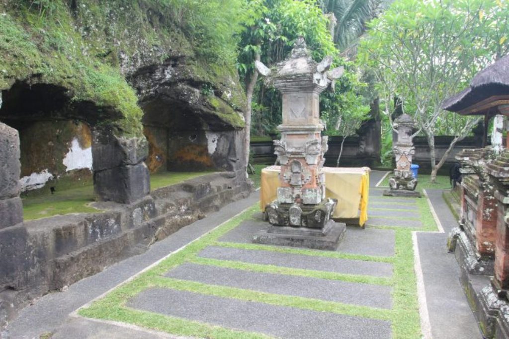 Pura Yeh Pulu merupakan tempat bersejarah dan salah satu tempat favorit di Ubud, Bali.