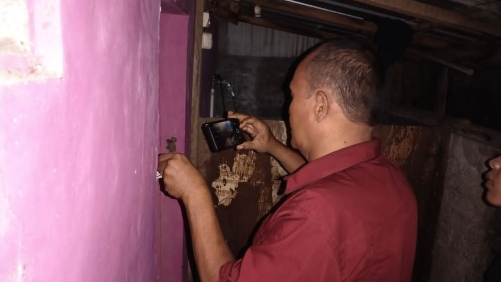 CEK TKP: Polisi memeriksa TKP FJ mengakhiri hidup dengan cara gantung diri di kamar mandi rumah kos di Denpasar.