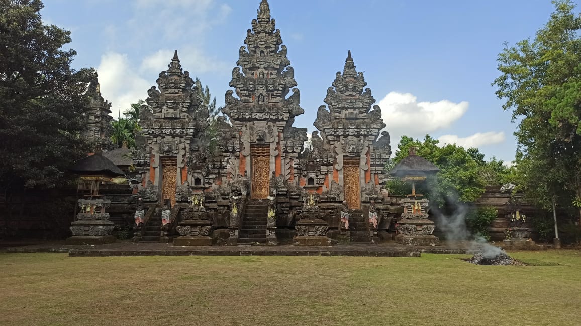Pura Mandara Giri Semeru Agung Lumajang yang merupakan kahyangan jagat di Jawa Timur