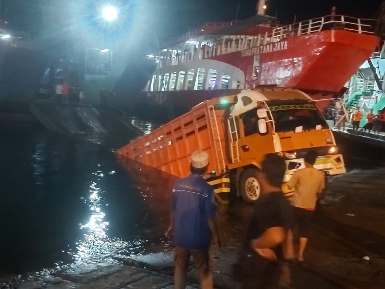 Pengguna jasa pelabuhan penyeberangan diimbau waspada adanya cuaca ekstrem yang melanda Selat Bali belakangan ini.