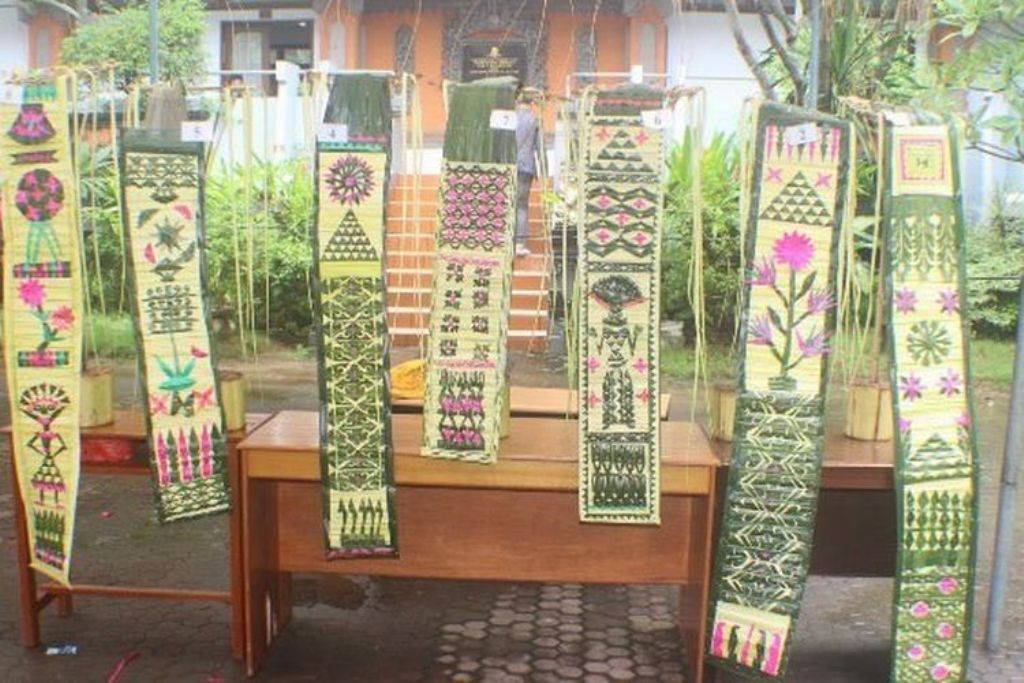 Lamak memiliki makna tersendiri dalam upacara umat Hindu di Bali