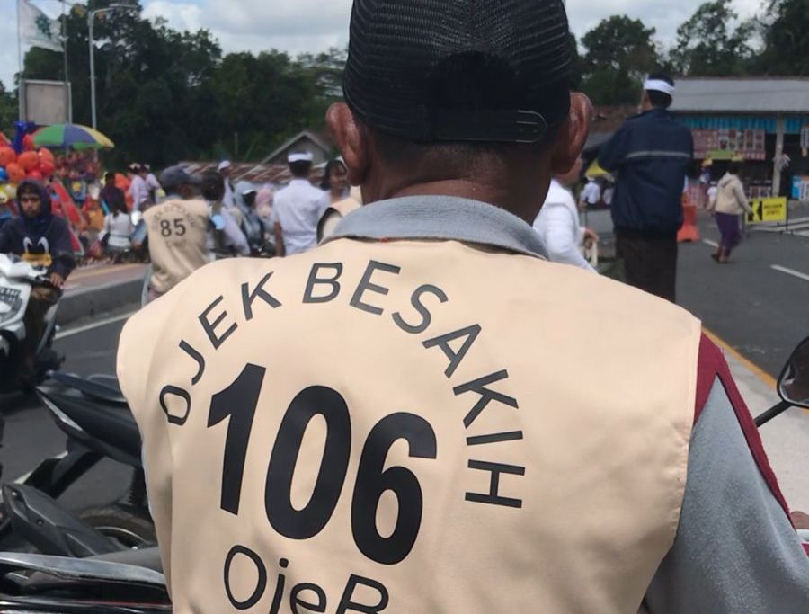 OJEK DI BESAKIH BALI: Tukang ojek yang ditata oleh Badan Pengelola Kawasan Suci Pura Agung Besakih.